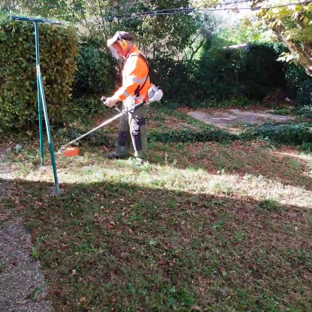 Débroussaillage réglementaire (OLD) conforme aux exigences DFCI à Aix‑en‑Provence afin de prévenir les incendies